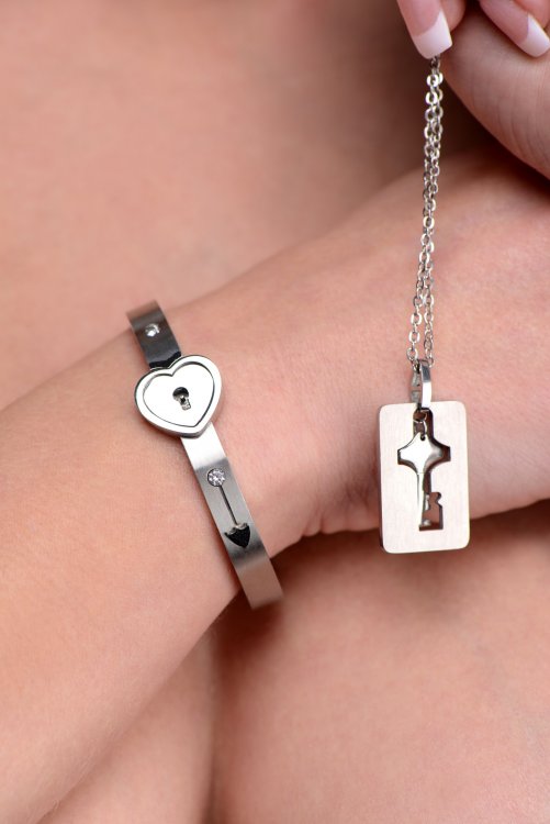 "Cuffed Locking Bracelet and Key Necklace MS-AF916"